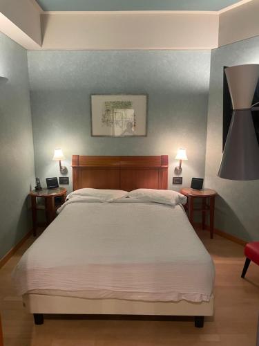Habitación con cama grande del hotel Firenze. Foto 2
