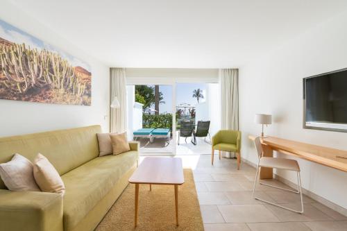 Suite Junior Premium con vistas laterales al mar del hotel Iberostar Selection Lanzarote Park