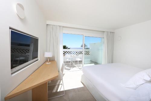 Suite Junior Star Prestige con vistas laterales al mar del hotel Iberostar Selection Lanzarote Park