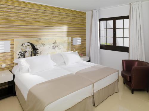Suite con Vistas a la Piscina del hotel H10 White Suites. Foto 3