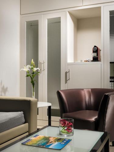 Suite con Vistas a la Piscina del hotel H10 White Suites. Foto 4