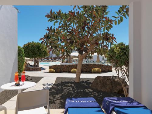 Suite con Vistas a la Piscina del hotel H10 White Suites. Foto 6