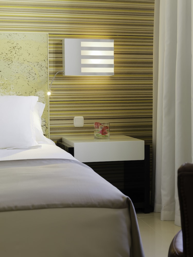 Suite, vistas a la piscina del hotel H10 White Suites