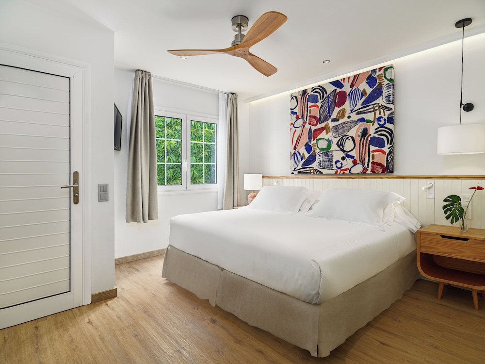 Suite Deluxe (Vista Jardín o Piscina) del hotel H10 White Suites. Foto 2