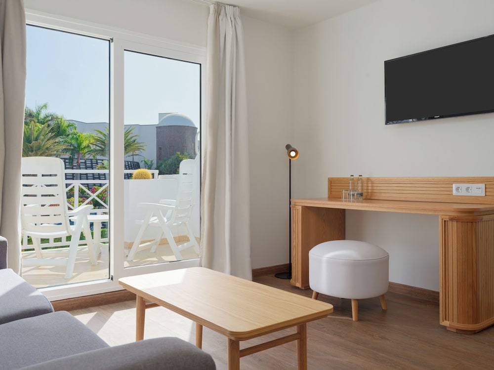 Suite Deluxe (Vista Jardín o Piscina) del hotel H10 White Suites. Foto 4