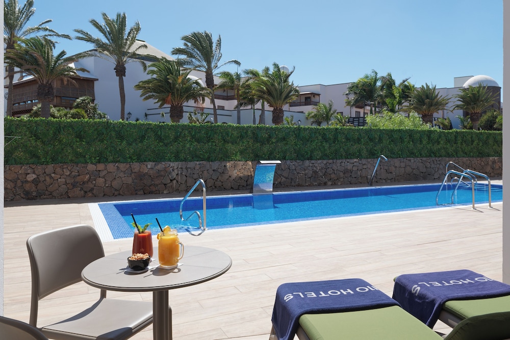 Suite Deluxe (Vista Jardín o Piscina) del hotel H10 White Suites. Foto 5