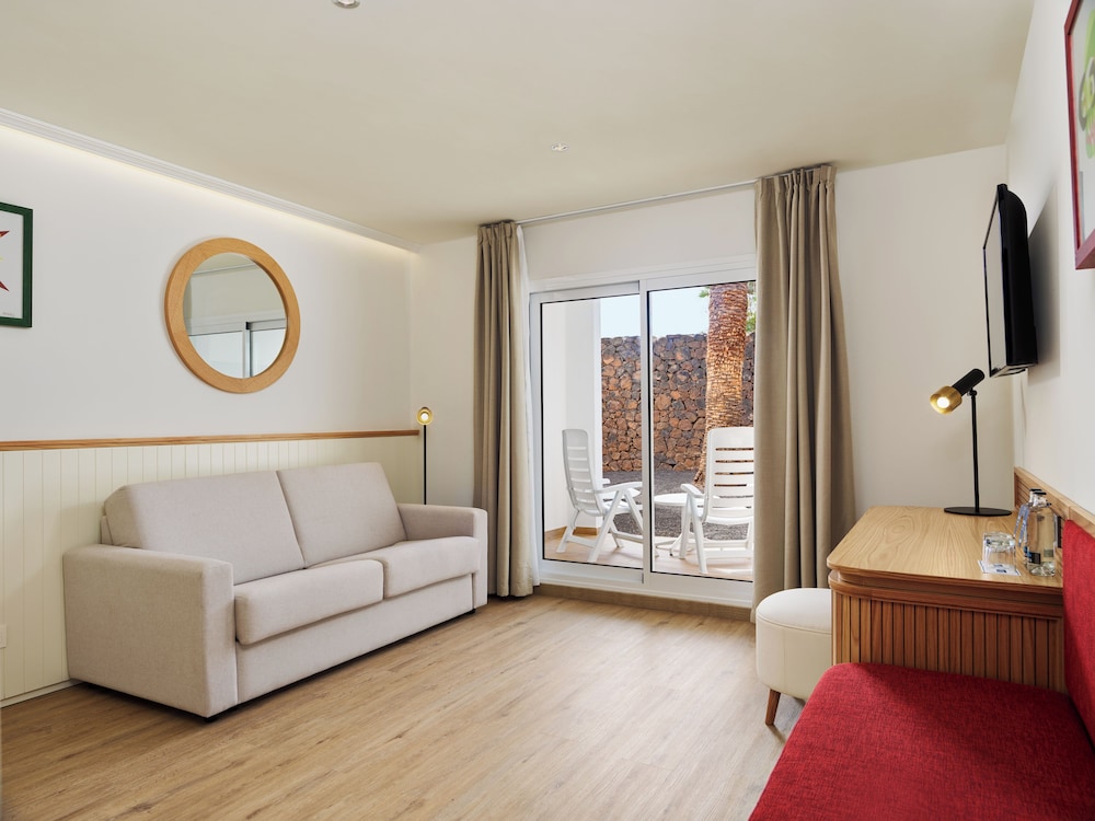 Suite Deluxe (Vista Jardín o Piscina) del hotel H10 White Suites. Foto 6