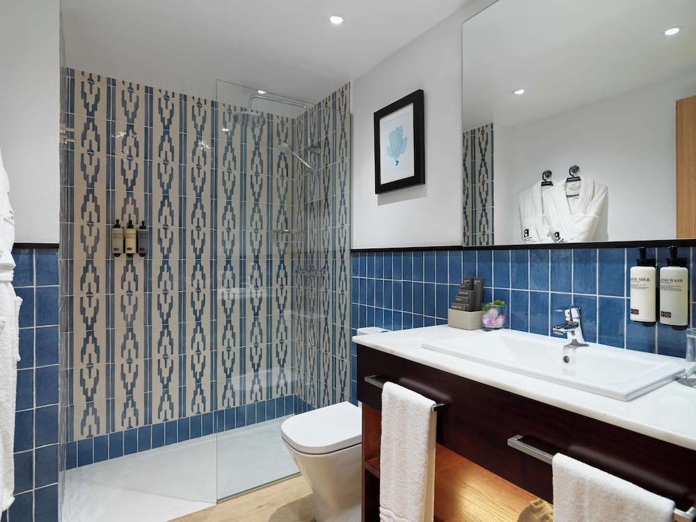 Suite Deluxe (Vista Jardín o Piscina) del hotel H10 White Suites. Foto 7