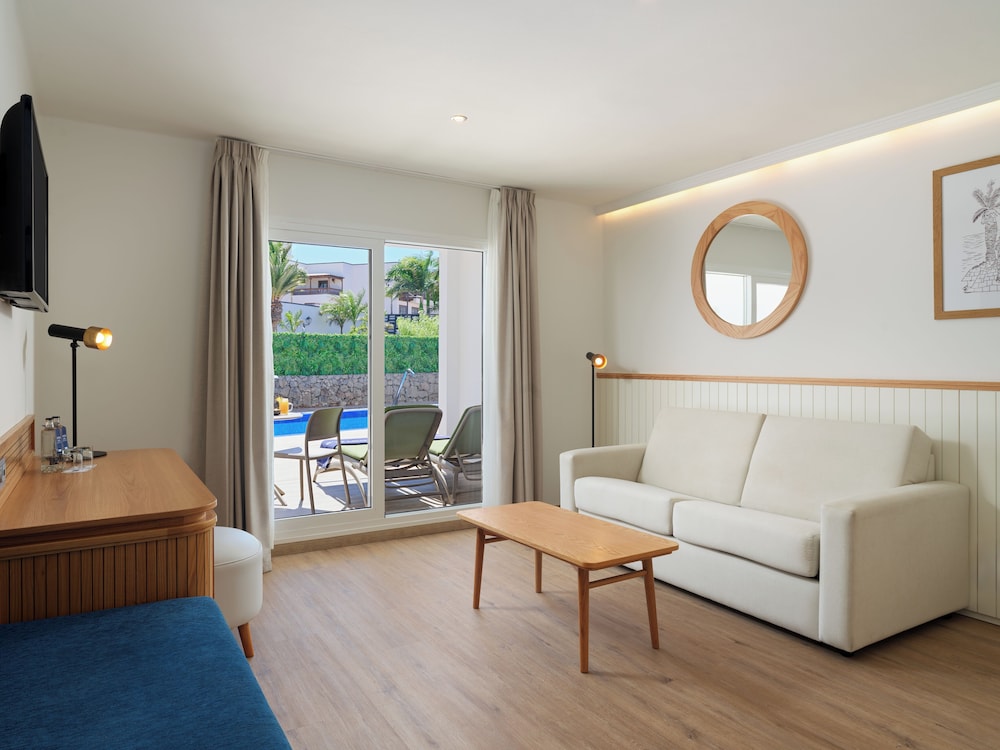 Suite Deluxe (Vista Jardín o Piscina) del hotel H10 White Suites. Foto 3