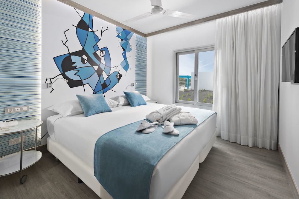 Junior suite Balcón o Terraza Vista Patio Sofá Cama incluido 2 Camas individuales del hotel Elba Lanzarote Royal Village Resort. Foto 3