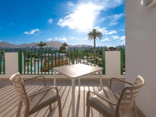 Habitación Doble con vistas a la piscina del hotel Mynd Yaiza