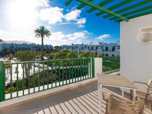 Habitación Doble con vistas a la piscina del hotel Mynd Yaiza. Foto 1