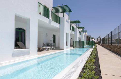 Habitación Doble con acceso directo a la piscina. del hotel Mynd Yaiza