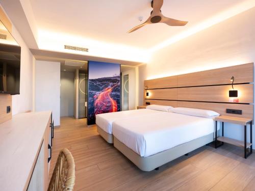 Habitación Doble Superior con vistas a la piscina del hotel Mynd Yaiza. Foto 1