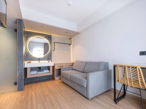 Habitación Triple Estándar del hotel Mynd Yaiza. Foto 1