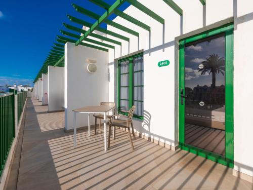 Habitación Triple con vistas a la piscina del hotel Mynd Yaiza. Foto 2