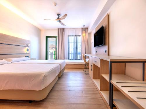 Habitación Triple con vistas a la piscina del hotel Mynd Yaiza. Foto 3