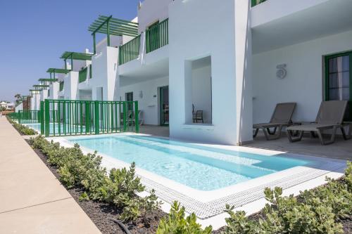 Alojamiento Triple con acceso directo a la piscina. 2+1 del hotel Mynd Yaiza. Foto 1