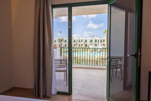 Suite con vistas a la piscina del hotel Mynd Yaiza