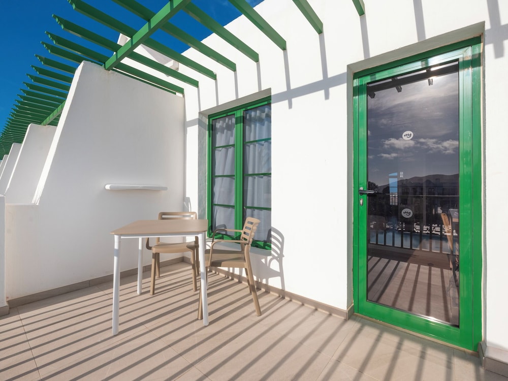 Estudio Vista Piscina Acceso Piscina piscina del hotel Mynd Yaiza. Foto 6