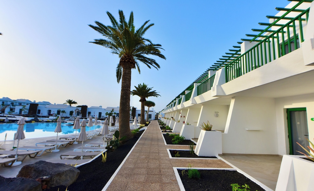 Habitación doble superior, vistas a la piscina del hotel Mynd Yaiza