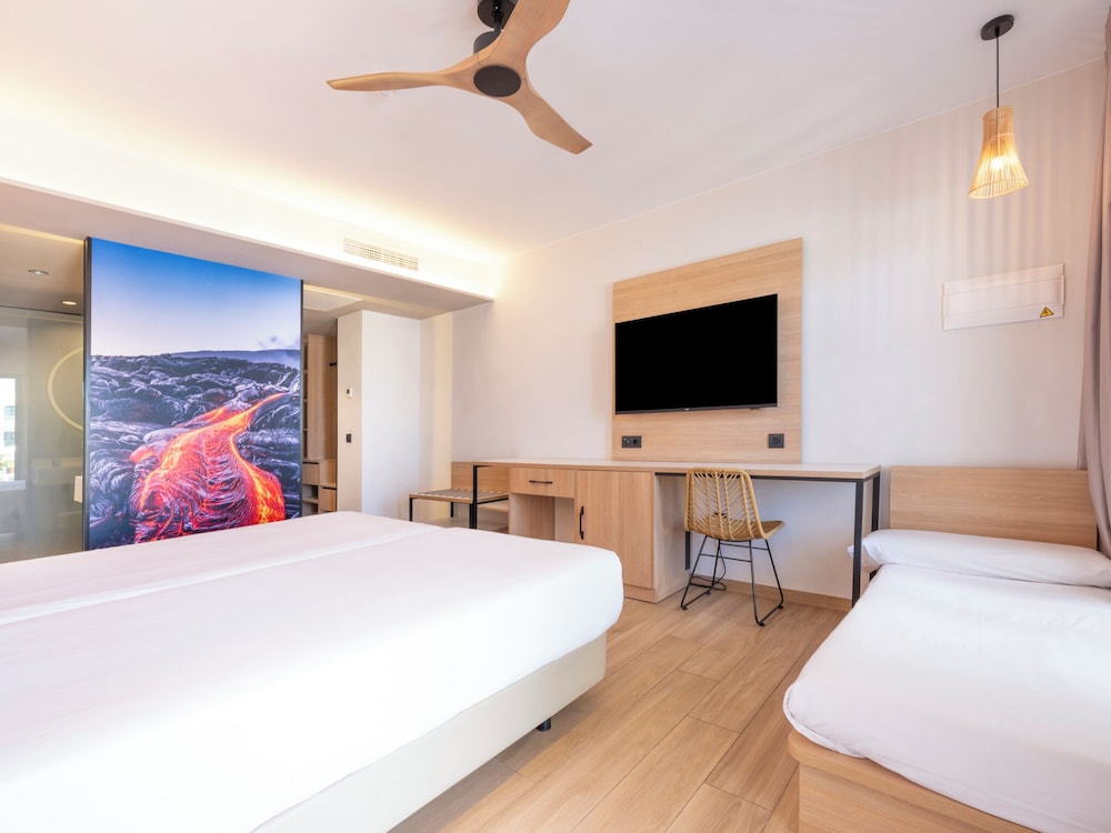 Habitación triple superior, vistas a la piscina del hotel Mynd Yaiza. Foto 2