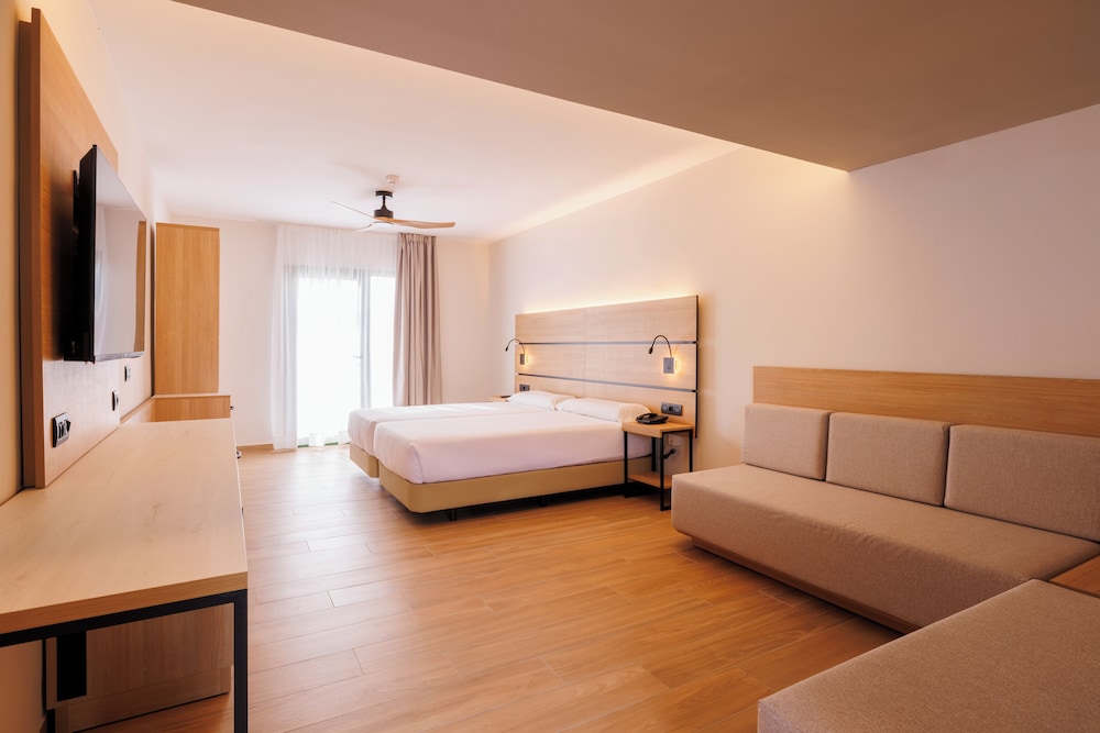 Suite junior, vistas a la piscina del hotel Mynd Yaiza. Foto 1