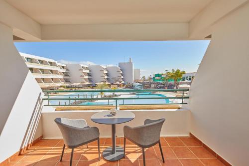 Double Room with Pool View del hotel Dreams Lanzarote Playa Dorada Resort and Spa. Foto 2
