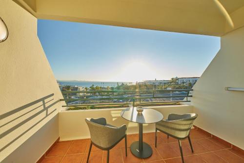 Family Room with Partial Ocean View del hotel Dreams Lanzarote Playa Dorada Resort and Spa. Foto 3