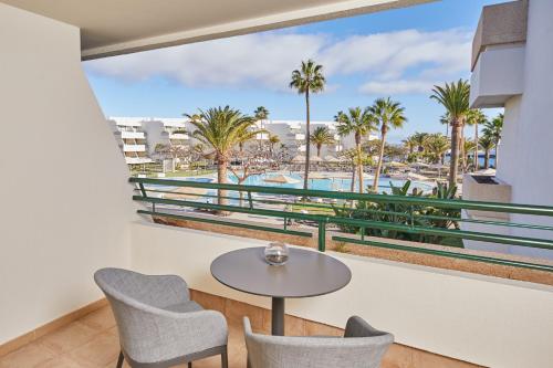 Preferred Club Triple Room with Pool View del hotel Dreams Lanzarote Playa Dorada Resort and Spa. Foto 6