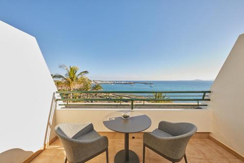 Preferred Club Triple Room with Ocean View del hotel Dreams Lanzarote Playa Dorada Resort and Spa. Foto 5