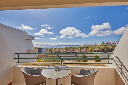 Habitación Doble con vistas al mar del hotel Dreams Lanzarote Playa Dorada Resort and Spa. Foto 2
