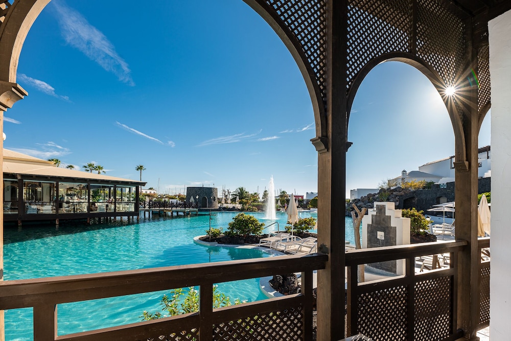 Habitación doble, vistas a la piscina del hotel LIVVO Volcán Lanzarote