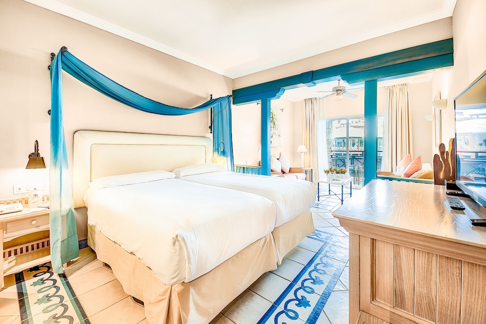 Habitación doble, vistas a la piscina del hotel LIVVO Volcán Lanzarote. Foto 1