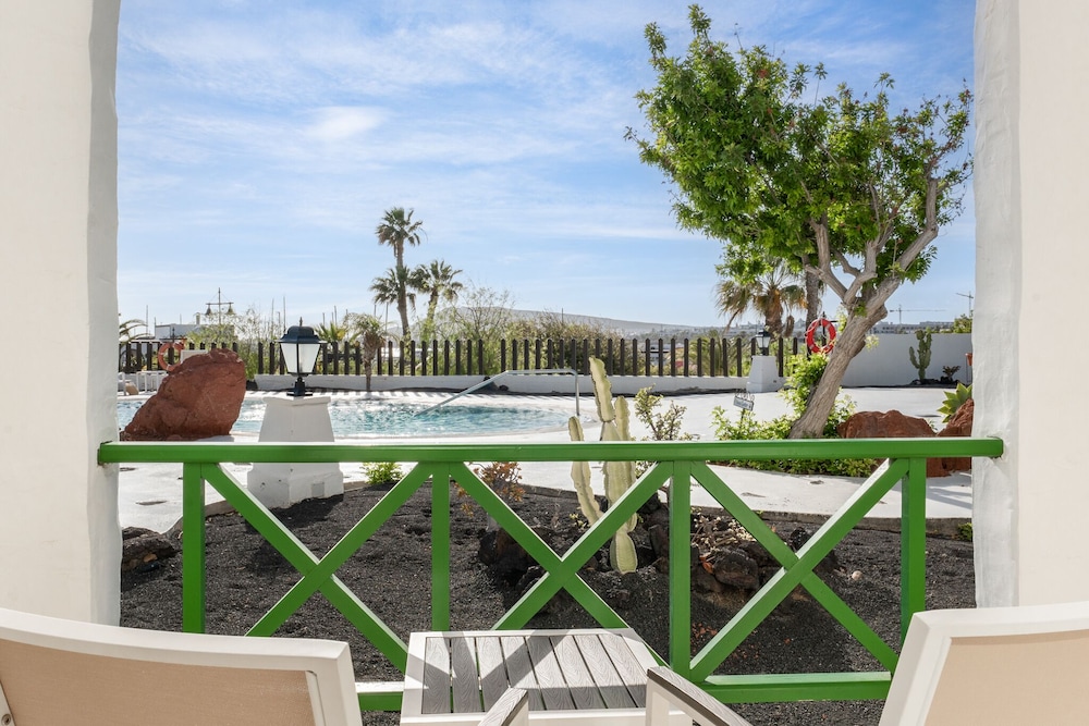 Habitación doble, vistas a la piscina del hotel LIVVO Volcán Lanzarote. Foto 3