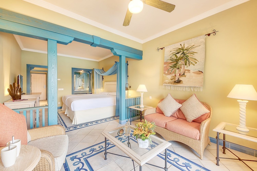 Habitación doble, vistas parciales al mar del hotel LIVVO Volcán Lanzarote. Foto 1