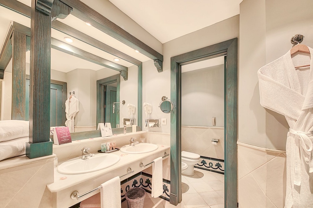 Habitación doble, vistas parciales al mar del hotel LIVVO Volcán Lanzarote. Foto 8