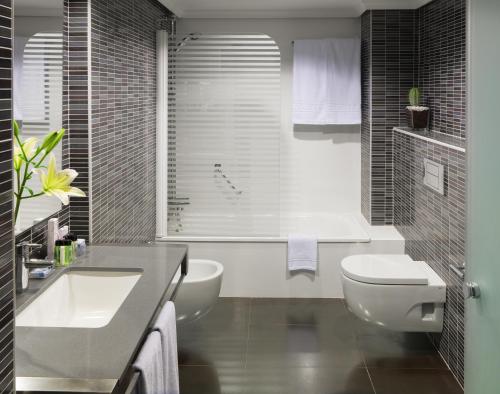 Suite Vista Piscina Balcón o Terraza 1 Cama king Sofá Cama incluido del hotel H10 Lanzarote Princess. Foto 3