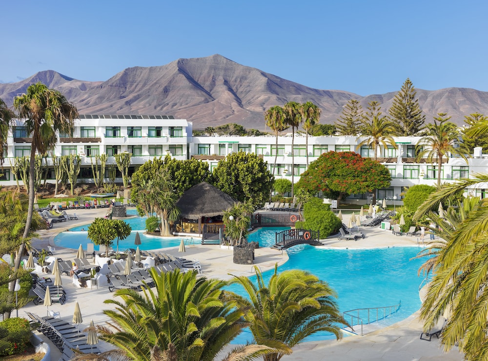 Habitación superior, vistas a la piscina del hotel H10 Lanzarote Princess. Foto 1