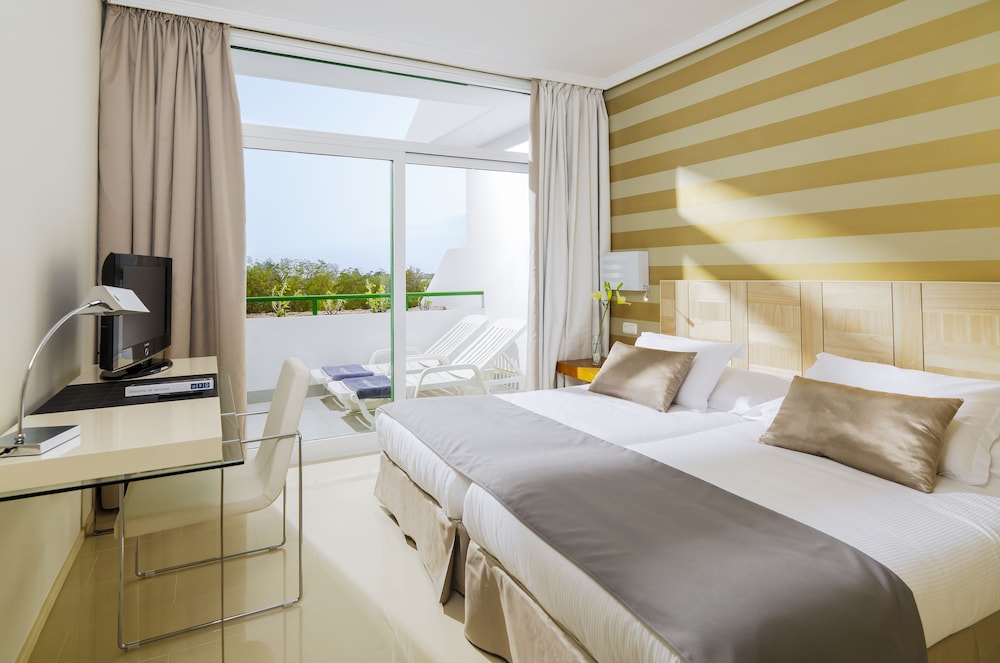 Habitación con 1 cama doble o 2 individuales del hotel H10 Lanzarote Princess. Foto 1