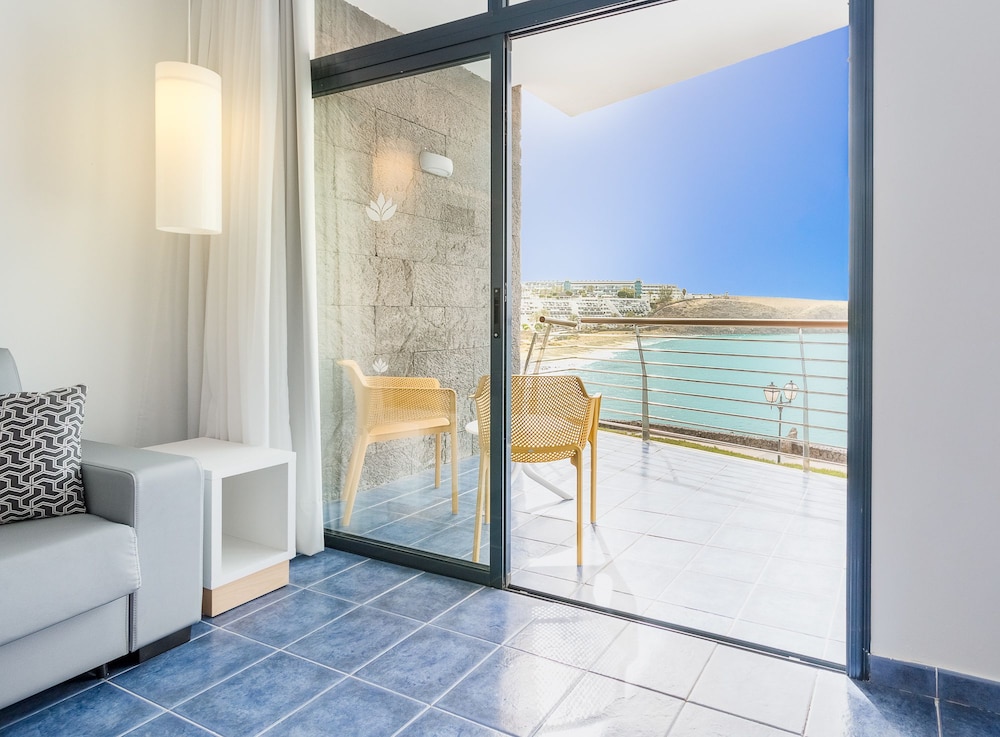 Habitación junior con 2 camas individuales, vistas al mar (Frontal) del hotel Mirador Papagayo by LIVVO. Foto 6