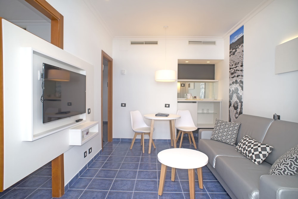 Habitación junior con 2 camas individuales, vistas al mar (Frontal) del hotel Mirador Papagayo by LIVVO. Foto 8