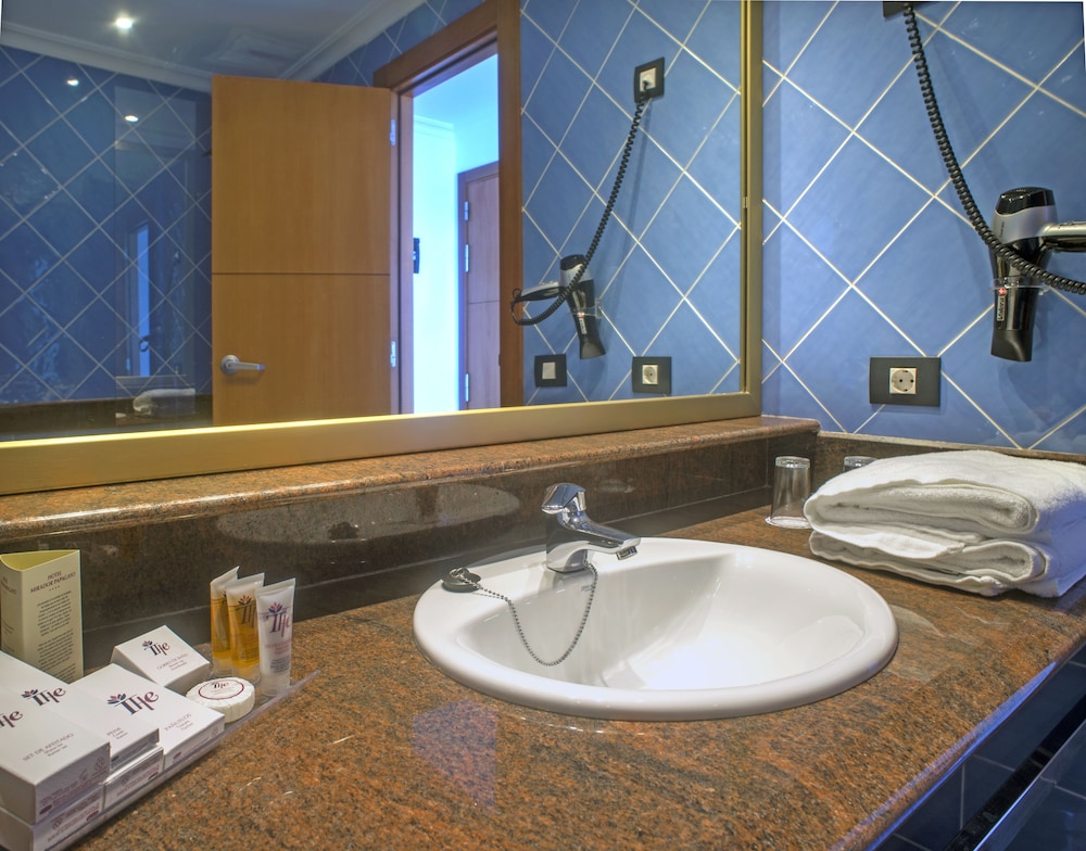 Habitación junior con 2 camas individuales, vistas al mar (Frontal) del hotel Mirador Papagayo by LIVVO. Foto 13