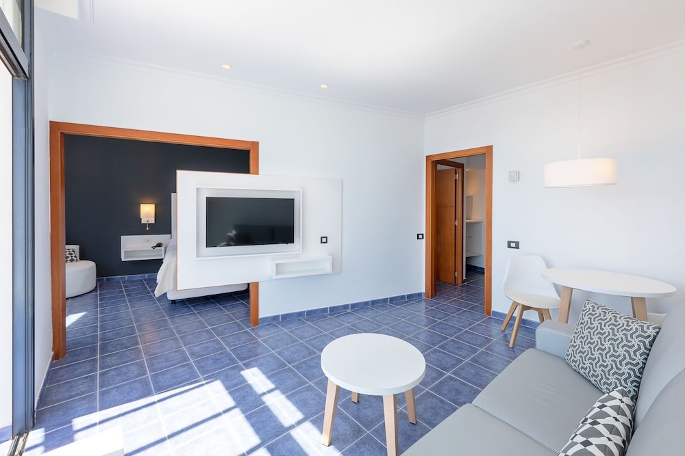 Habitación junior con 2 camas individuales, vistas al mar del hotel Mirador Papagayo by LIVVO. Foto 1