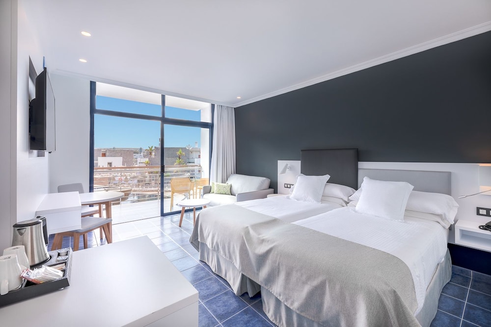 Habitación con 2 camas individuales, vistas a la piscina del hotel Mirador Papagayo by LIVVO