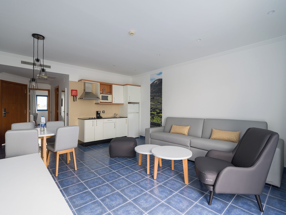 Habitación familiar Balcón o Terraza Sofá Cama incluido 2 Camas individuales del hotel Mirador Papagayo by LIVVO. Foto 8