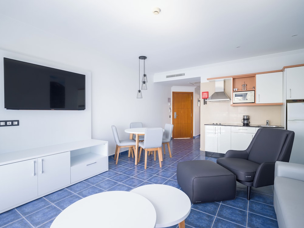 Habitación familiar Balcón o Terraza 2 Camas individuales del hotel Mirador Papagayo by LIVVO. Foto 5