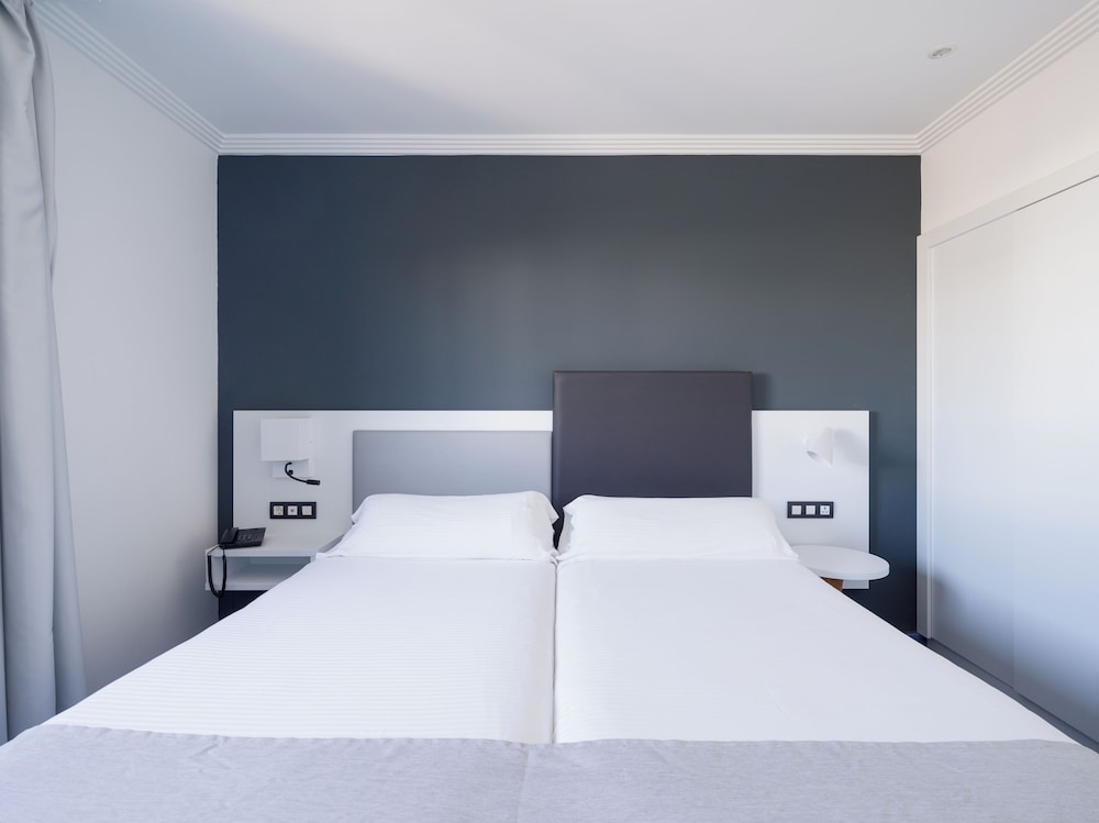 Habitación familiar Balcón o Terraza 2 Camas individuales 2 sofás camas del hotel Mirador Papagayo by LIVVO