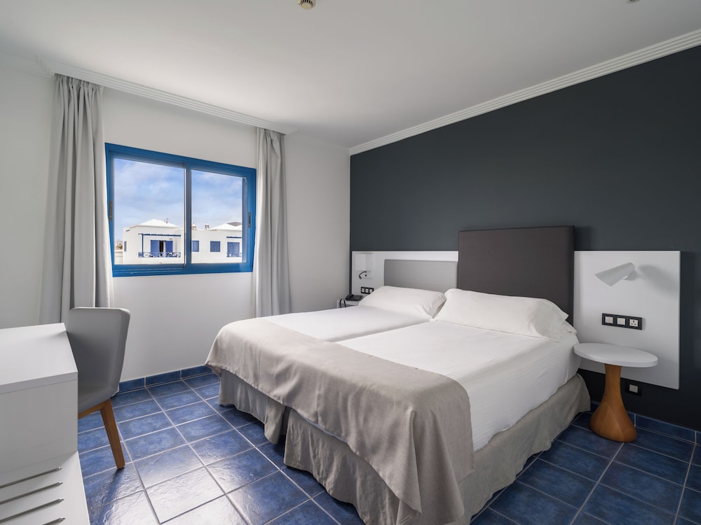 Habitación familiar Balcón o Terraza 2 Camas individuales 2 sofás camas del hotel Mirador Papagayo by LIVVO. Foto 1