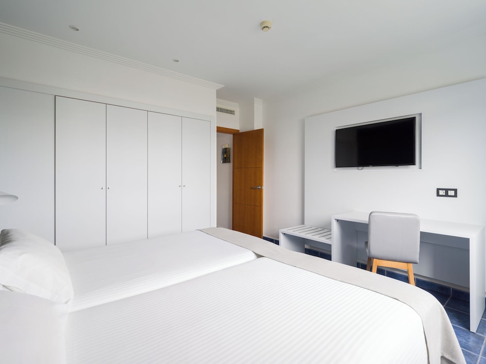 Habitación familiar Balcón o Terraza Sofá Cama incluido 2 Camas individuales del hotel Mirador Papagayo by LIVVO. Foto 1